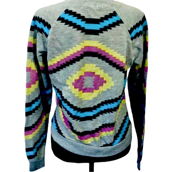 Forever 21 size medium cropped grey sweatshirt with colorful Aztec tribal design - Picture 4 of 16
